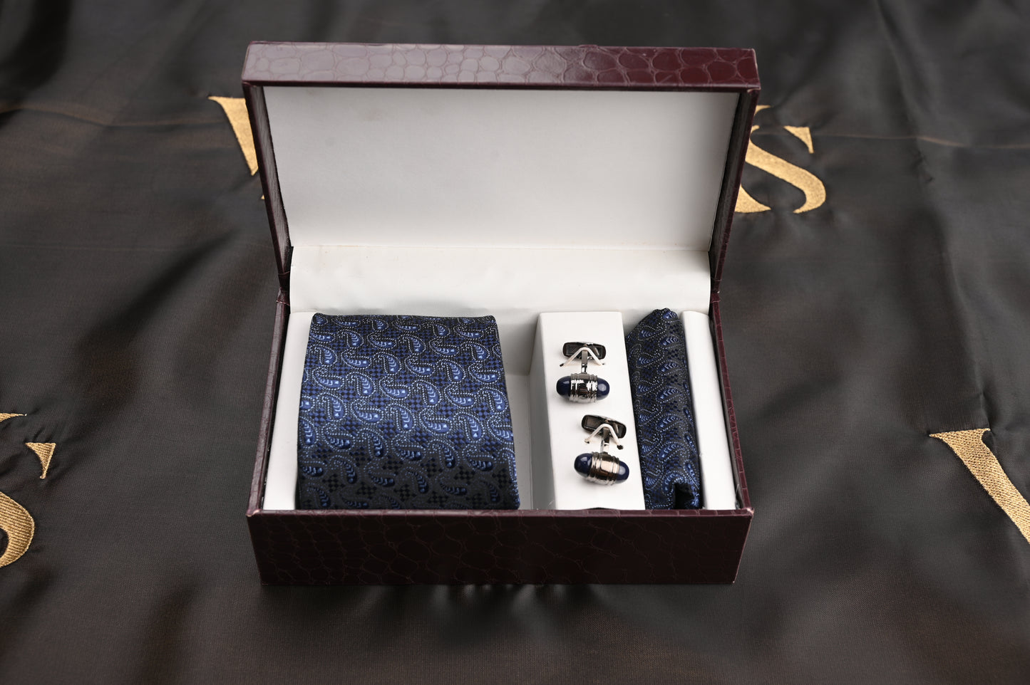 TIE/POCKET SQUARE/CUFFLINKS SET