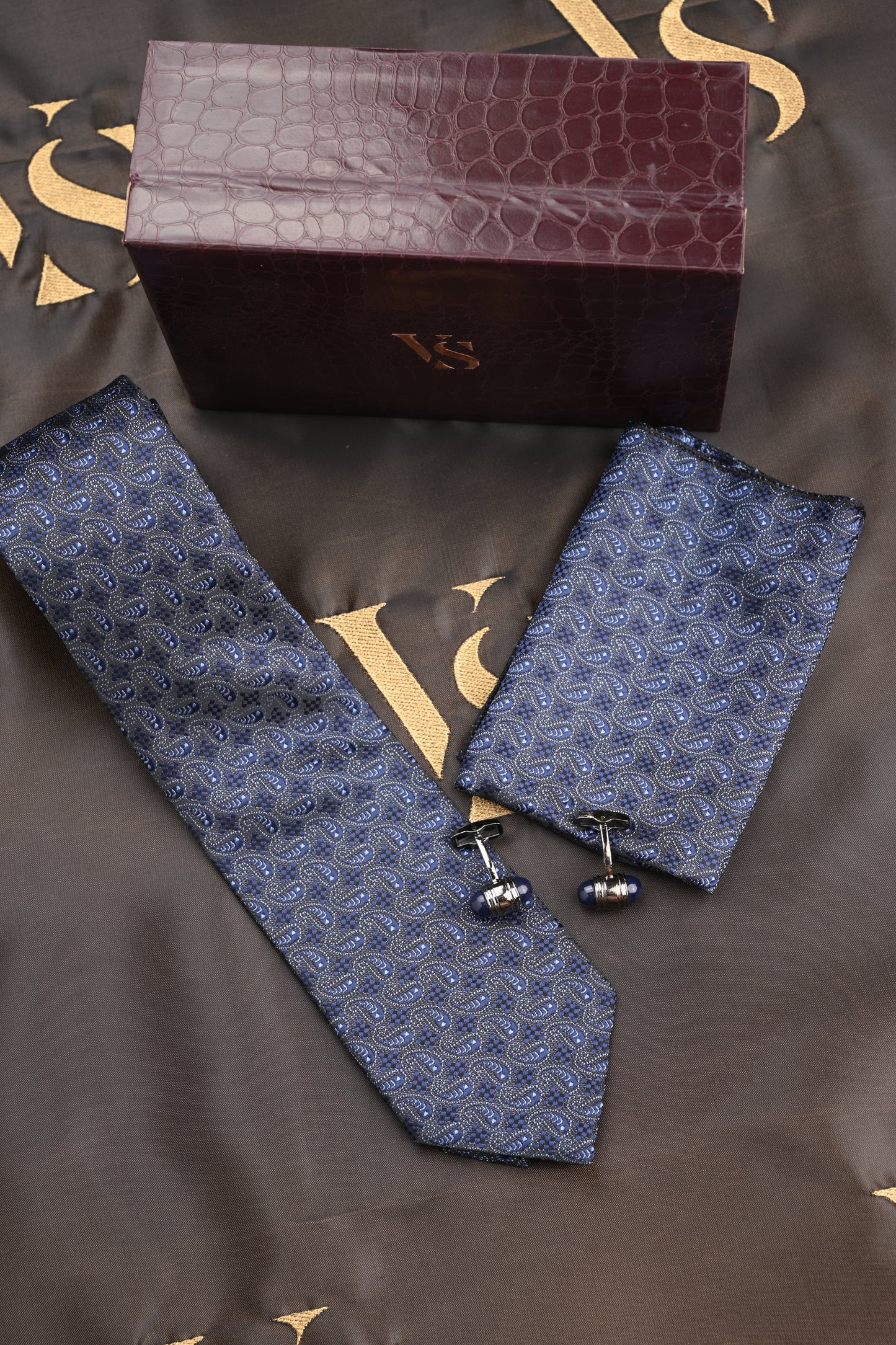 TIE/POCKET SQUARE/CUFFLINKS SET