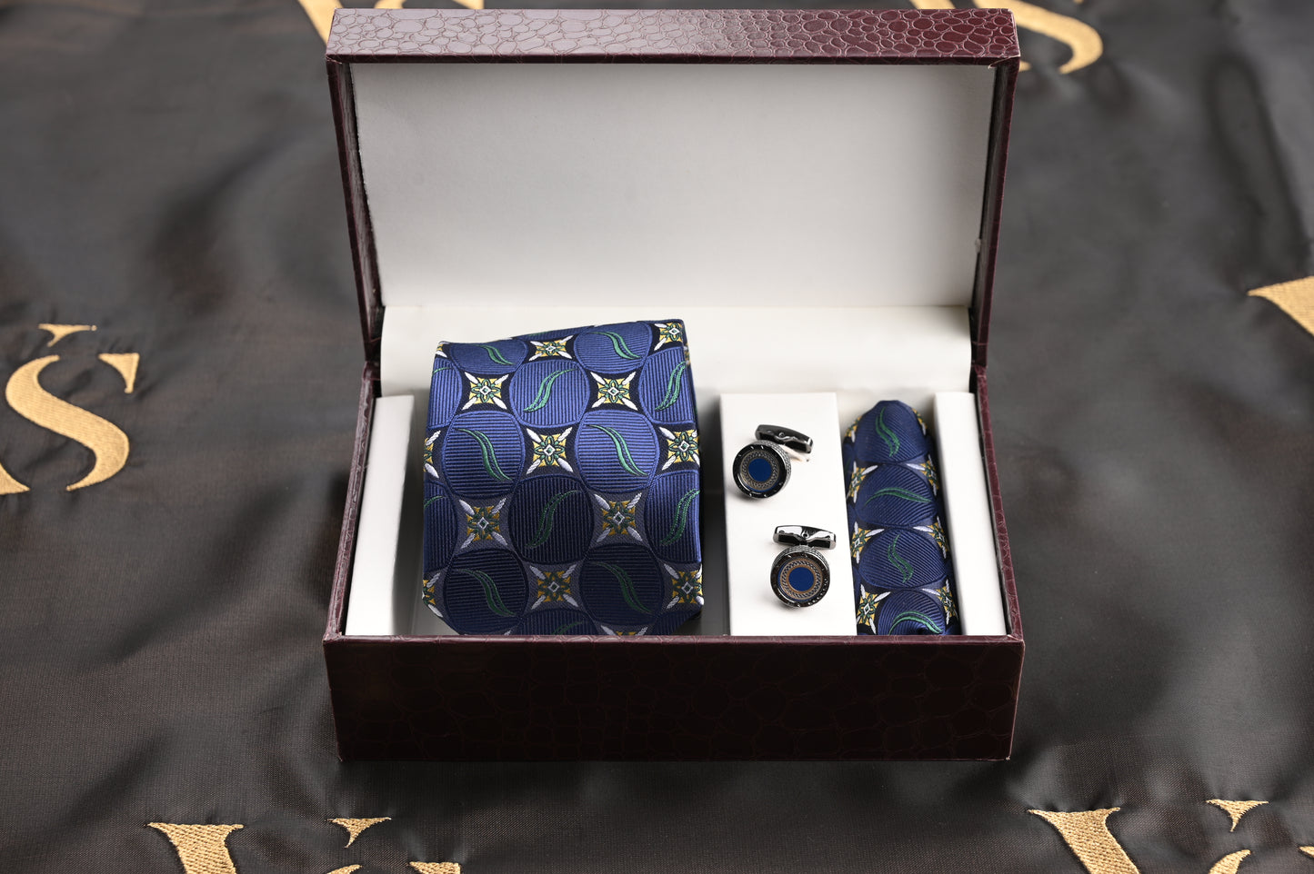 TIE/POCKET SQUARE/CUFFLINKS SET