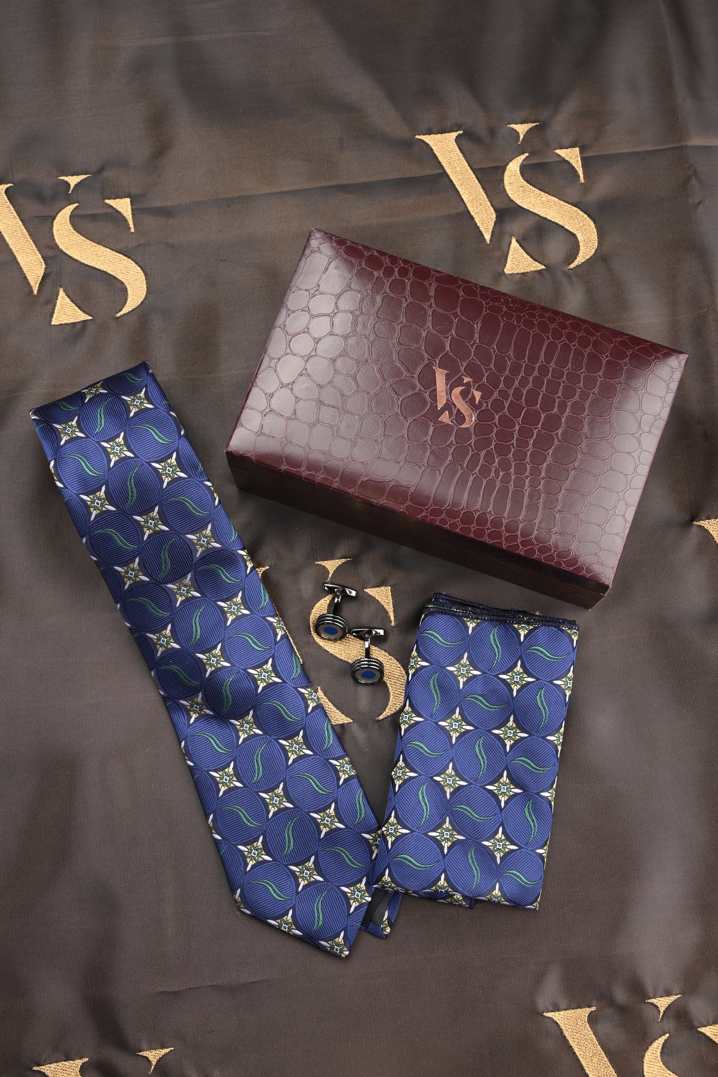 TIE/POCKET SQUARE/CUFFLINKS SET