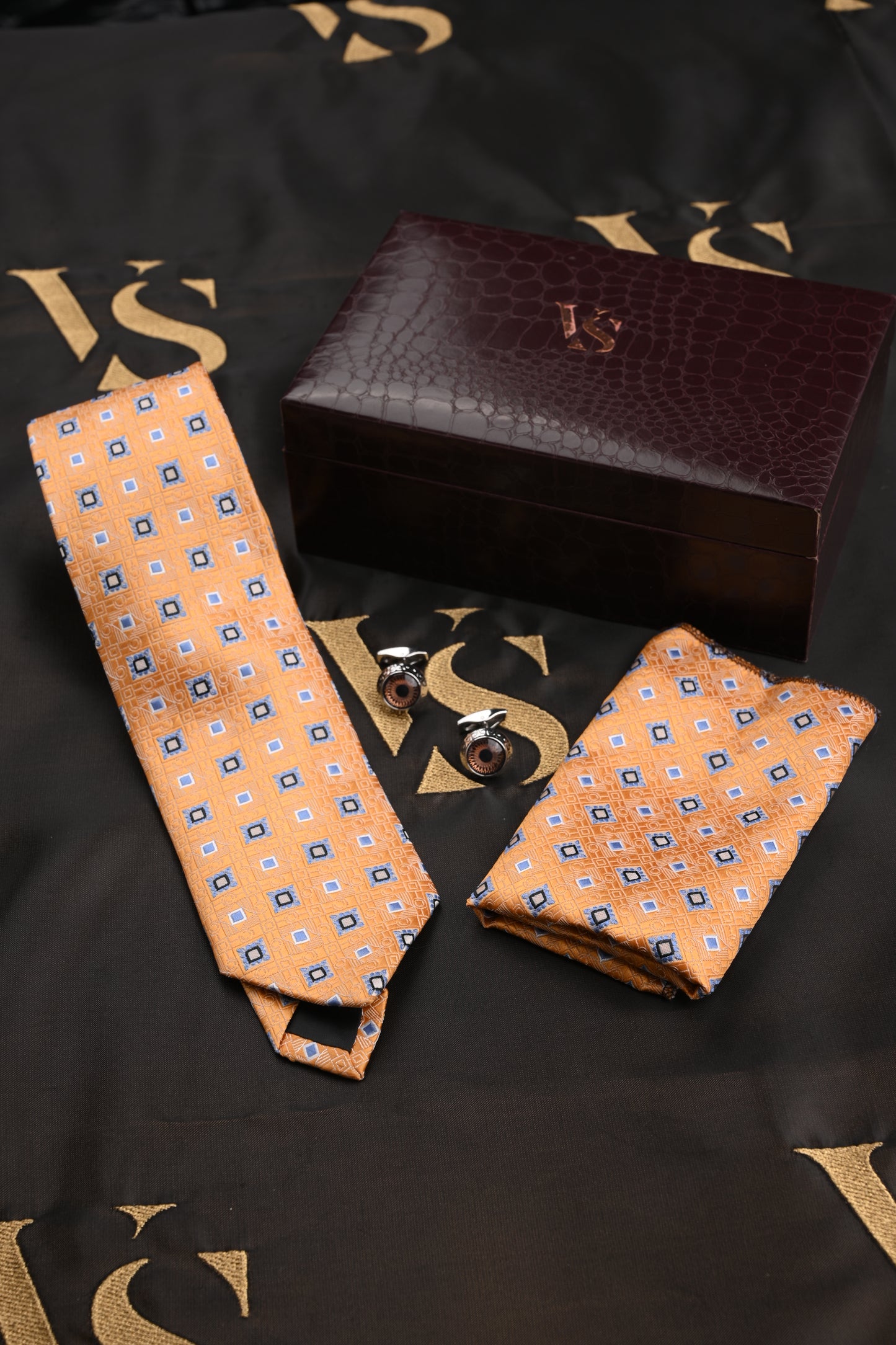 TIE/POCKET SQUARE/CUFFLINKS SET