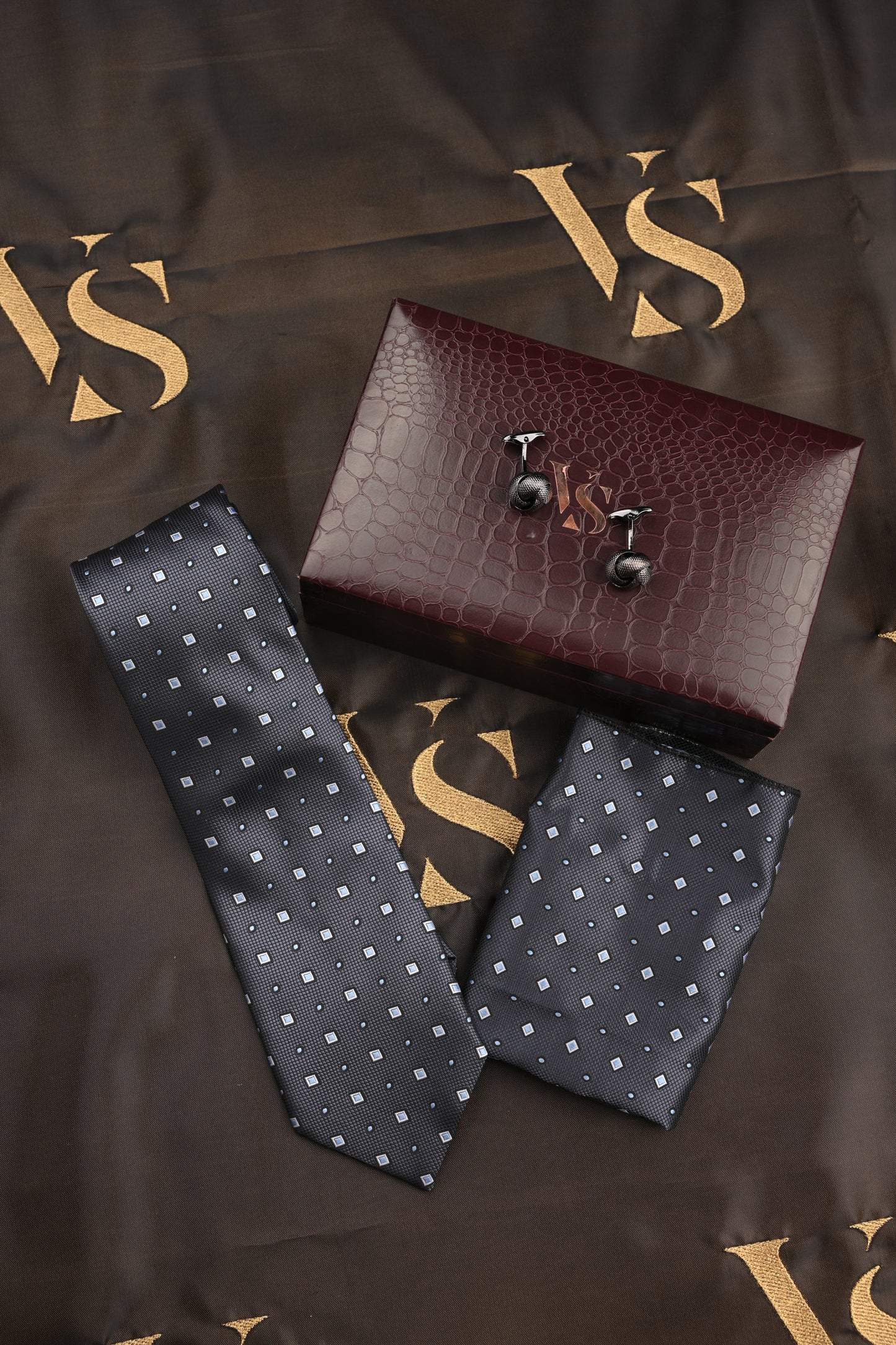 TIE/POCKET SQUARE/CUFFLINKS