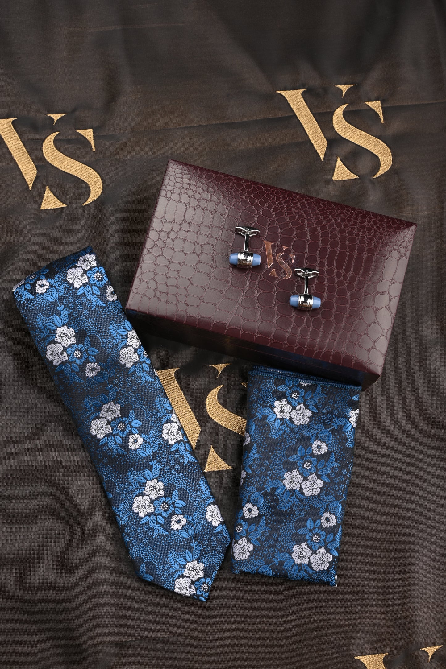 TIE/POCKET SQUARE/CUFFLINKS SET