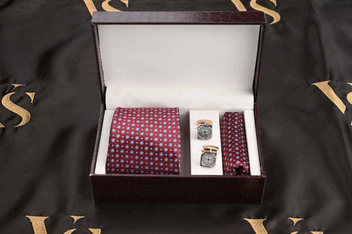 TIE/POCKET SQUARE/CUFFLINKS SET