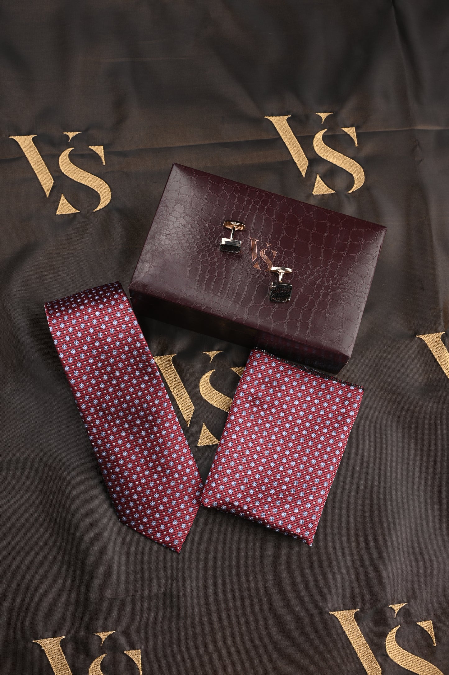 TIE/POCKET SQUARE/CUFFLINKS SET