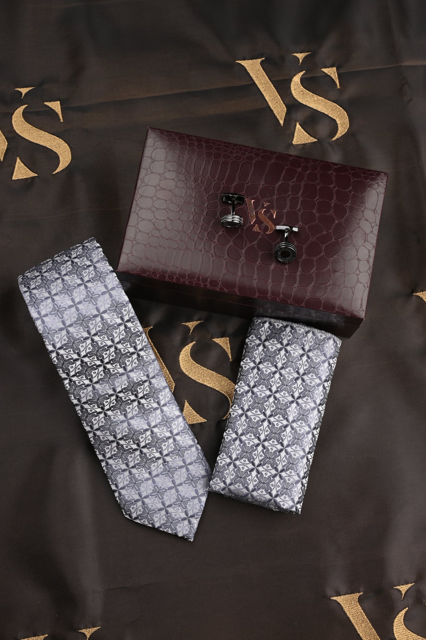 TIE/POCKET SQUARE/CUFFLINKS SET