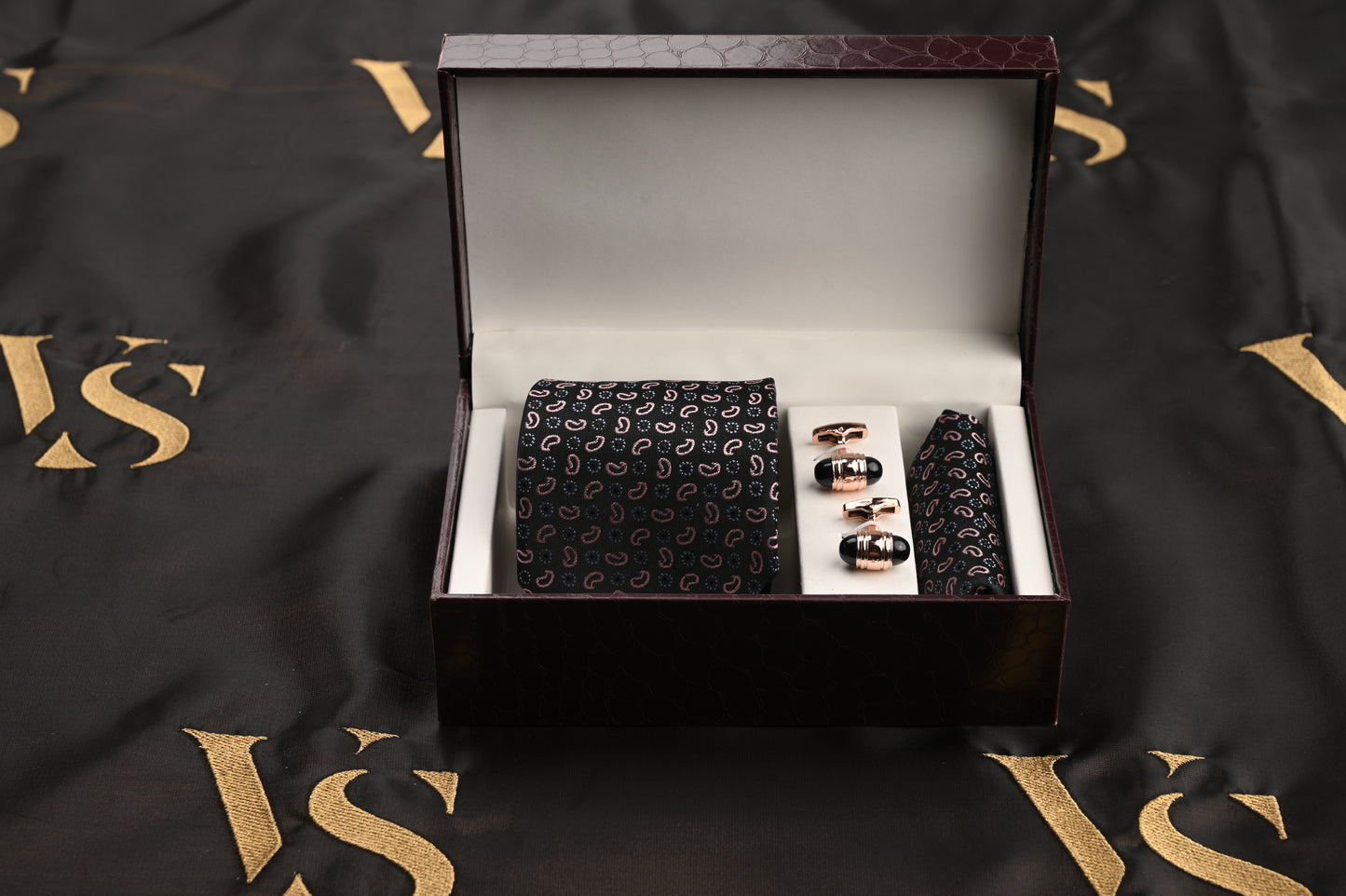 TIE/POCKET SQUARE/CUFFLINKS SET