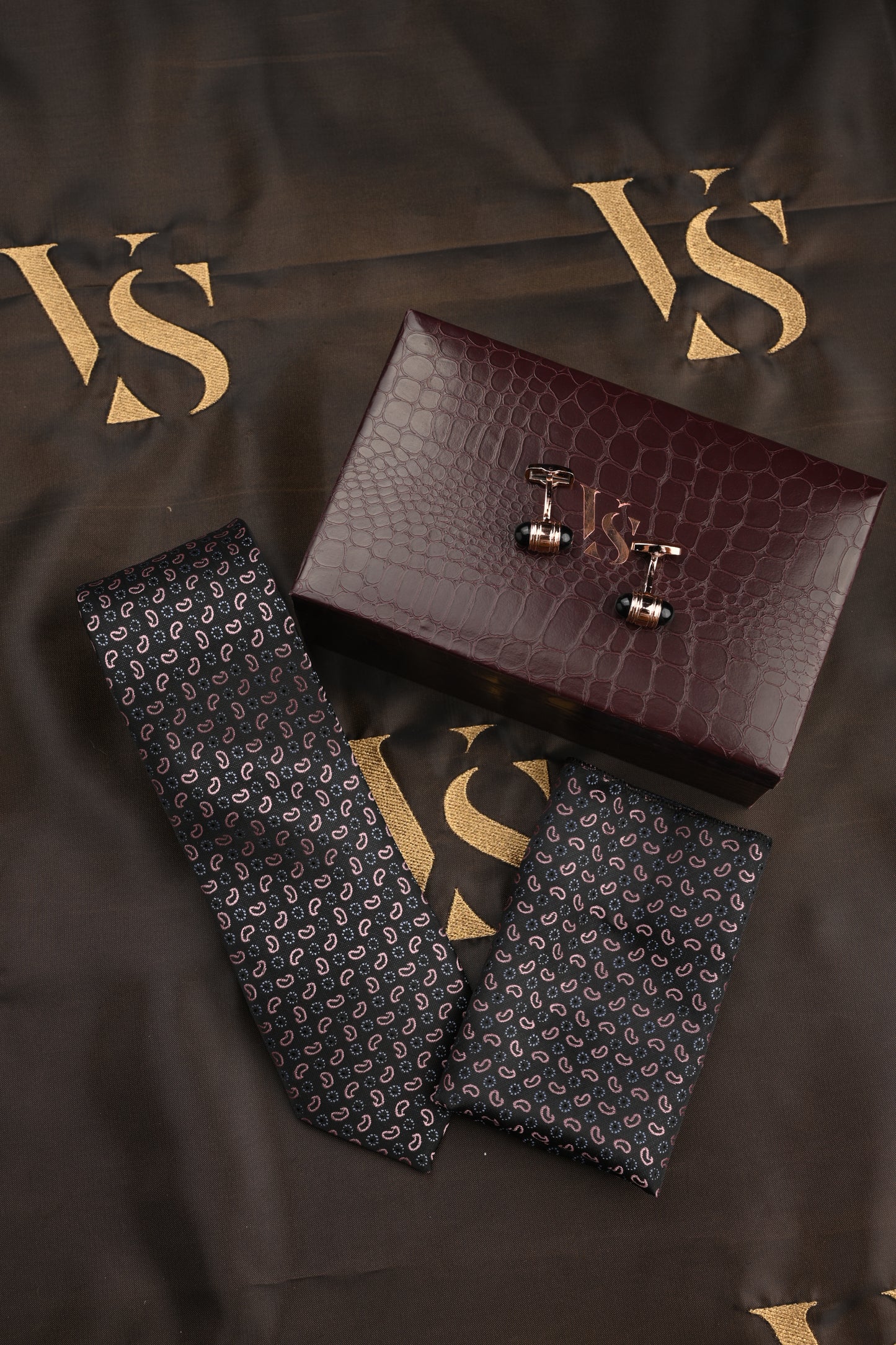 TIE/POCKET SQUARE/CUFFLINKS SET